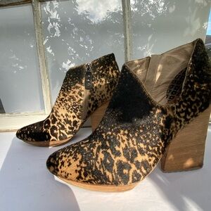 Fur print ankle boots Size 7 Matt Bernson